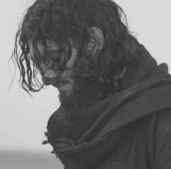 ولو كانوا يعرفونك حقًا. لعرفوا أن تغيرك هذا لم يأتي من فراغ. لعلموا أنك متعب جدًا. وأنك مررت بظروف كان ثمنها غاليًا من نفسك
لكنهم يعرفون فقط أنك أصبحت إنسانًا آخر. ويعرفون كيف يستنكرون ذلك منك ويلومونك عليه بإحتراف. هذا ما يعرفونه فقط. 💙