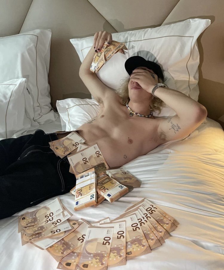 mallgoth6's tweet photo. Manifesting this for me, titties out and all https://t.co/AmJZeeCIqy