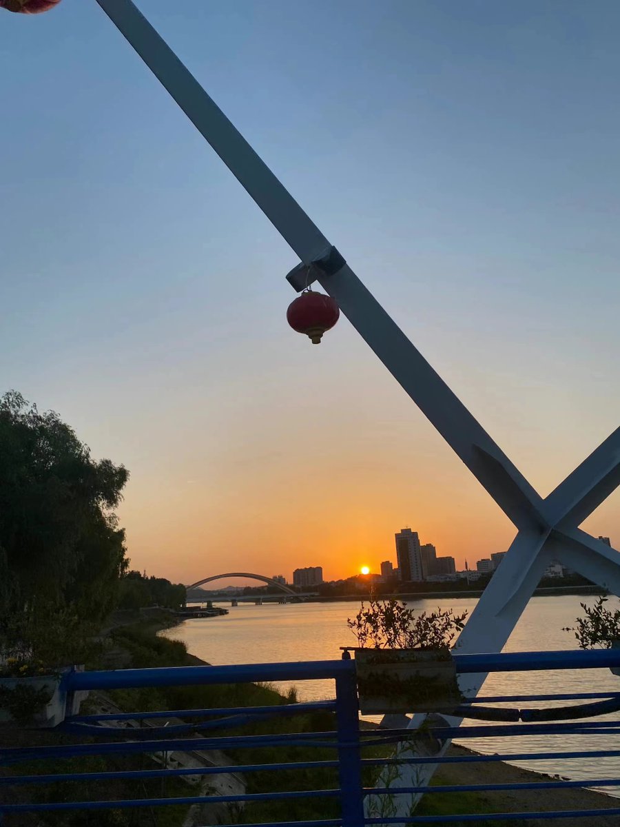 BellVosloo's tweet photo. 夕阳 https://t.co/3LAIqRghuK