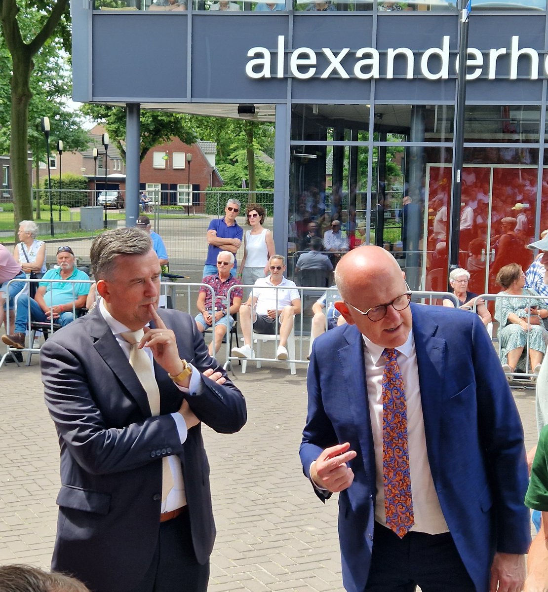 HajjoubiMaike's tweet photo. Oud Limburgs Schuttersfeest in Meijel.
Een grote happening met 136 schutterijen uit de twee Limburgen. Mooi om deze traditie eens van zo dichtbij mee maken.  
Veel bekende gezichten op de eretribune.
#schutterij #schützenfest #OLS2022 #euregiormn #tradities https://t.co/puCMo0IcqW