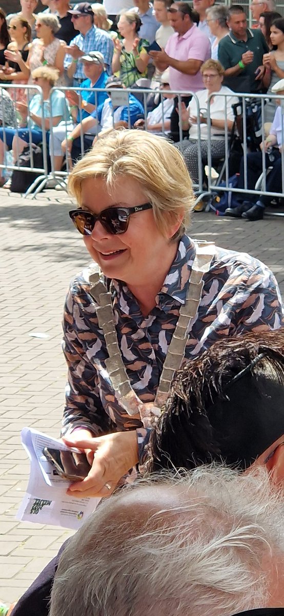 HajjoubiMaike's tweet photo. Oud Limburgs Schuttersfeest in Meijel.
Een grote happening met 136 schutterijen uit de twee Limburgen. Mooi om deze traditie eens van zo dichtbij mee maken.  
Veel bekende gezichten op de eretribune.
#schutterij #schützenfest #OLS2022 #euregiormn #tradities https://t.co/puCMo0IcqW
