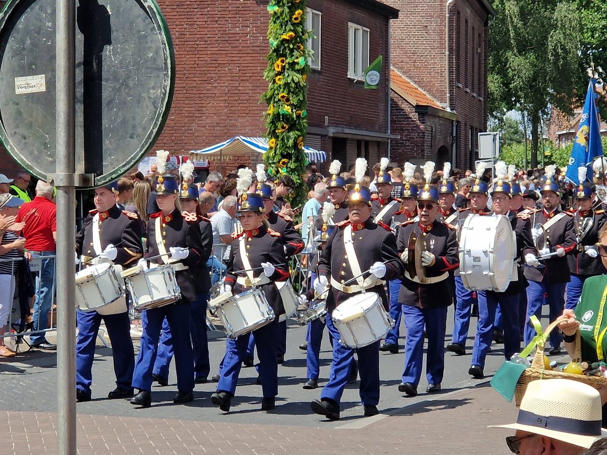HajjoubiMaike's tweet photo. Oud Limburgs Schuttersfeest in Meijel.
Een grote happening met 136 schutterijen uit de twee Limburgen. Mooi om deze traditie eens van zo dichtbij mee maken.  
Veel bekende gezichten op de eretribune.
#schutterij #schützenfest #OLS2022 #euregiormn #tradities https://t.co/puCMo0IcqW