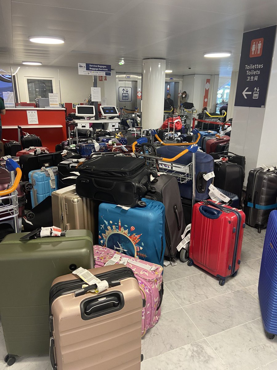 BenaimGloria's tweet photo. Shame on you @AirCanada. 3 days without luggage in Paris. We had to go to the airport and find it ourselves in this mess and it’s been here this whole time. #aircanada #epicfail #getittogether #zerocustomerservice https://t.co/s6S1JJCIdU