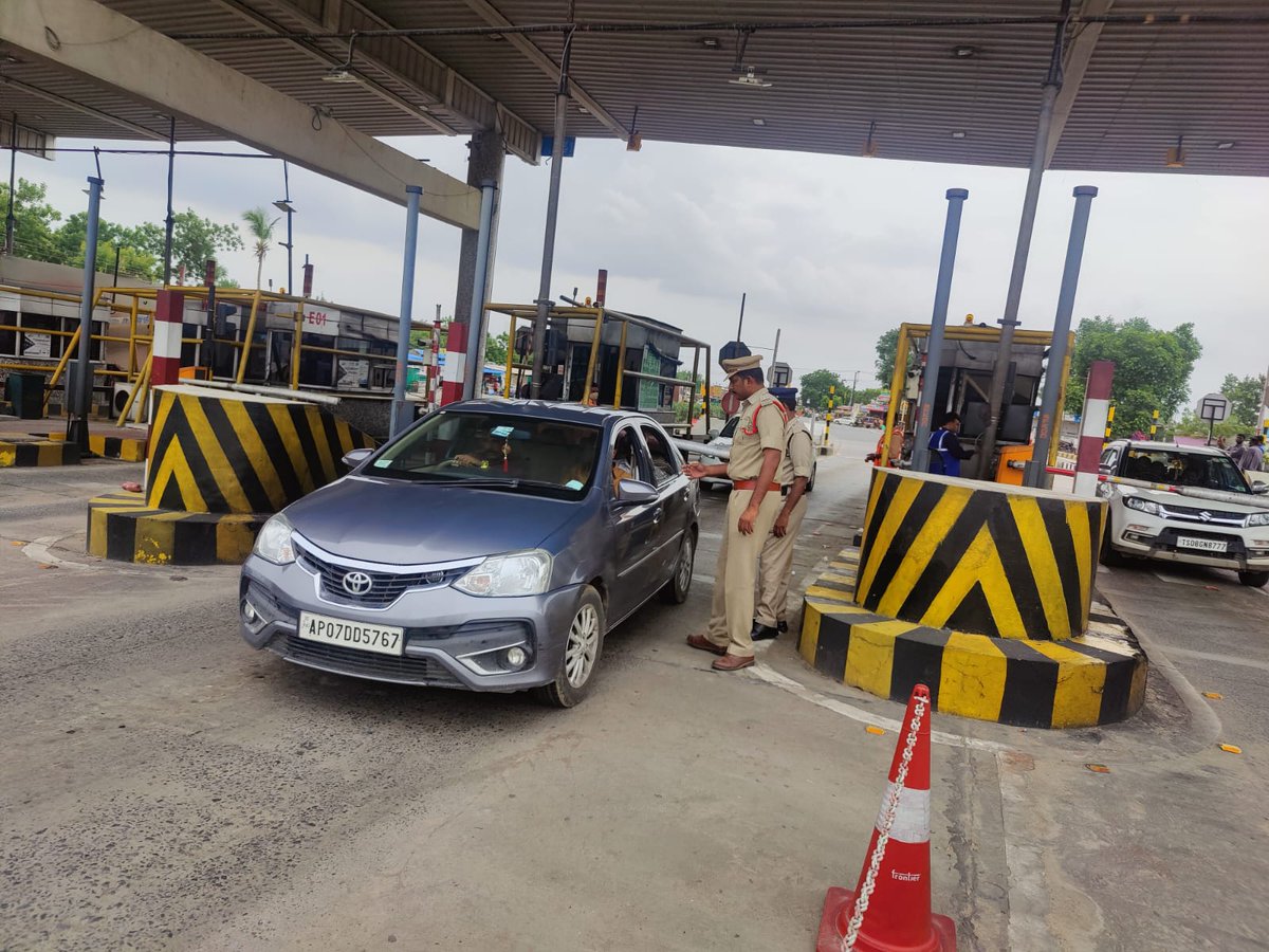 VjaCityPolice's tweet photo. All Police personnel of NTR District are on high alert.

#SecurityMeasures #Stateborders #Highalert #PrimeMinister #PMvisit #Unveil #Survelliance  #AndhraPradesh #vijayawadacity #APPolice
@APPOLICE100  @dgpapofficial https://t.co/Jux3xFrIYD