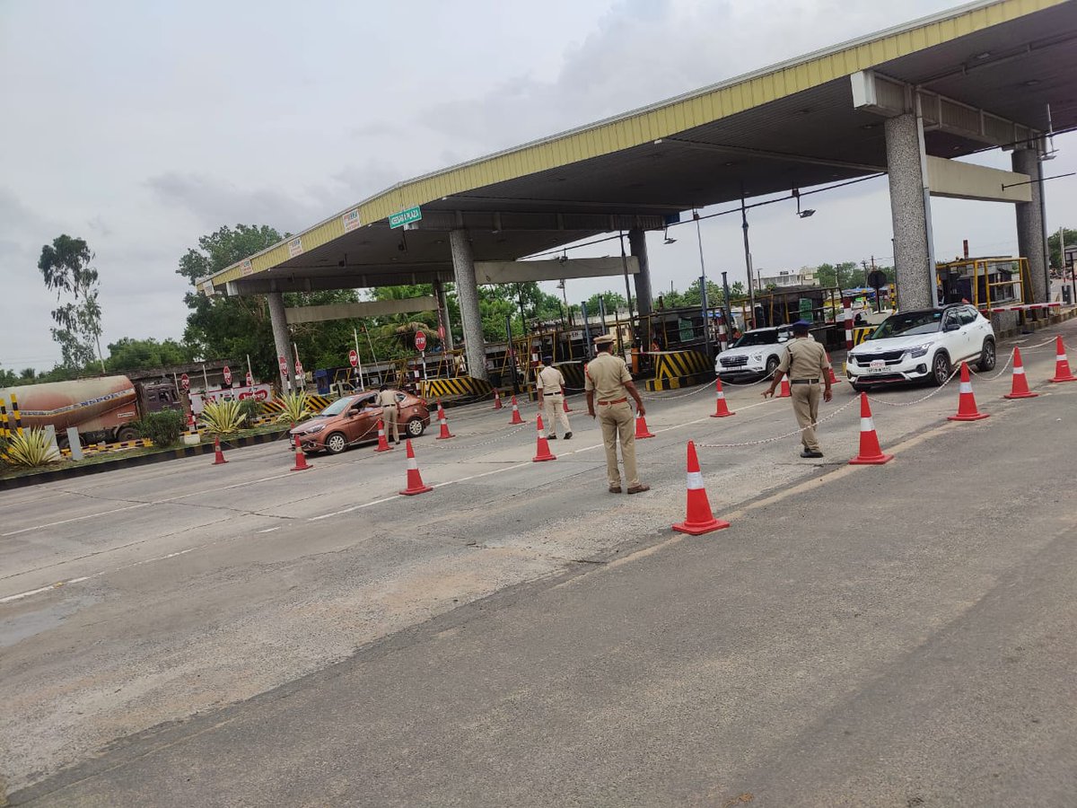 VjaCityPolice's tweet photo. All Police personnel of NTR District are on high alert.

#SecurityMeasures #Stateborders #Highalert #PrimeMinister #PMvisit #Unveil #Survelliance  #AndhraPradesh #vijayawadacity #APPolice
@APPOLICE100  @dgpapofficial https://t.co/Jux3xFrIYD
