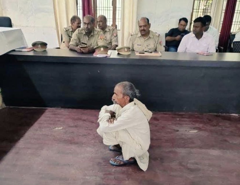 यह तस्वीर लोकतंत्र के मुँह पर तमाचे जैसी लग रही है --- यह तस्वीर सामंतवादी सोच और व्यवहार में रची -बसी नौकरशाही का आईना है-----