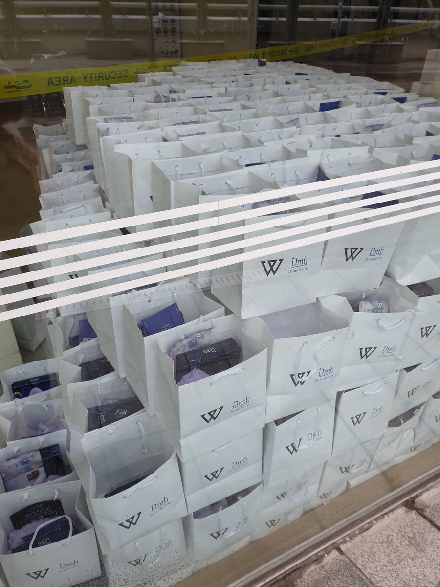 w0817_'s tweet photo. #WINNERxDMT gift bags for ICs at #WWIC2019

© ceiling_cracks &amp; eagertravelcris 
#WINNER #위너 @yginnercircle 
#김진우 #이승훈 #송민호 #강승윤 https://t.co/q1iVfg8BcM