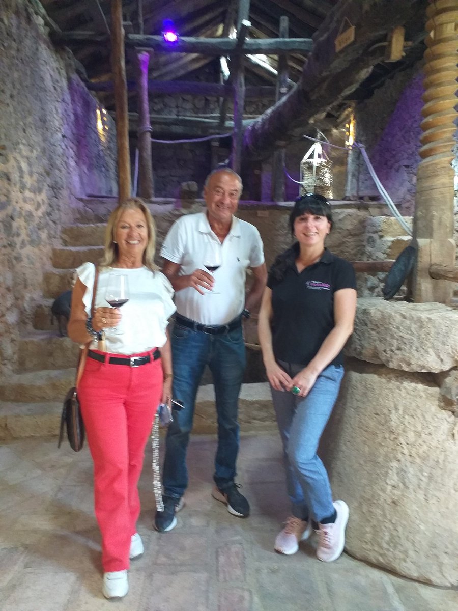 bodegasMoradill's tweet photo. Después de una noche estupenda 70's Festival, Gloria y Emilio visitan las Bodegas de #MoradilloDeRoa. Gloria fue la directora de #Telearanda y conoce muy bien su #RiberaDelDuero ¡hasta pronto pareja! https://t.co/kBQgHclLA3