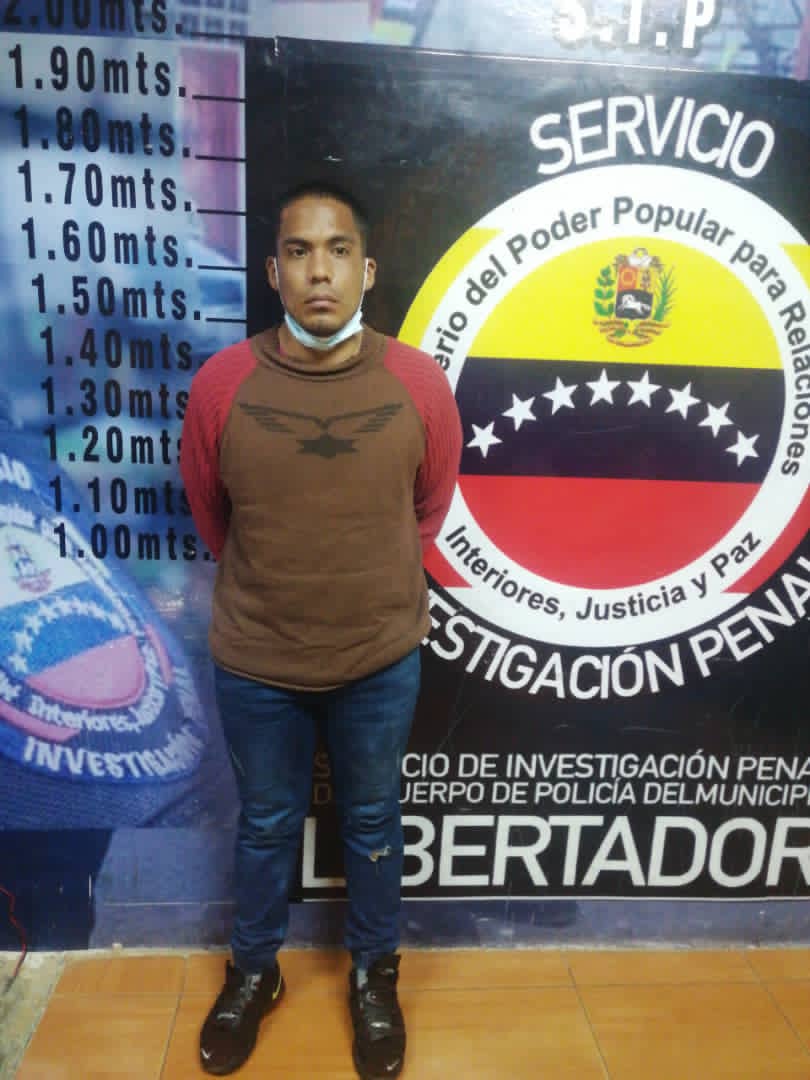 danielgcolina's tweet photo. PoliCaracas detuvo entre la media noche y la madrugada de este domingo en Vista Alegre al individuos buscado por el presunto delito de violación sexual que se había  fugado  del Cicpc El Rosal. (Emery Jesús Hernández Tovar) https://t.co/xJtf4KcPIC