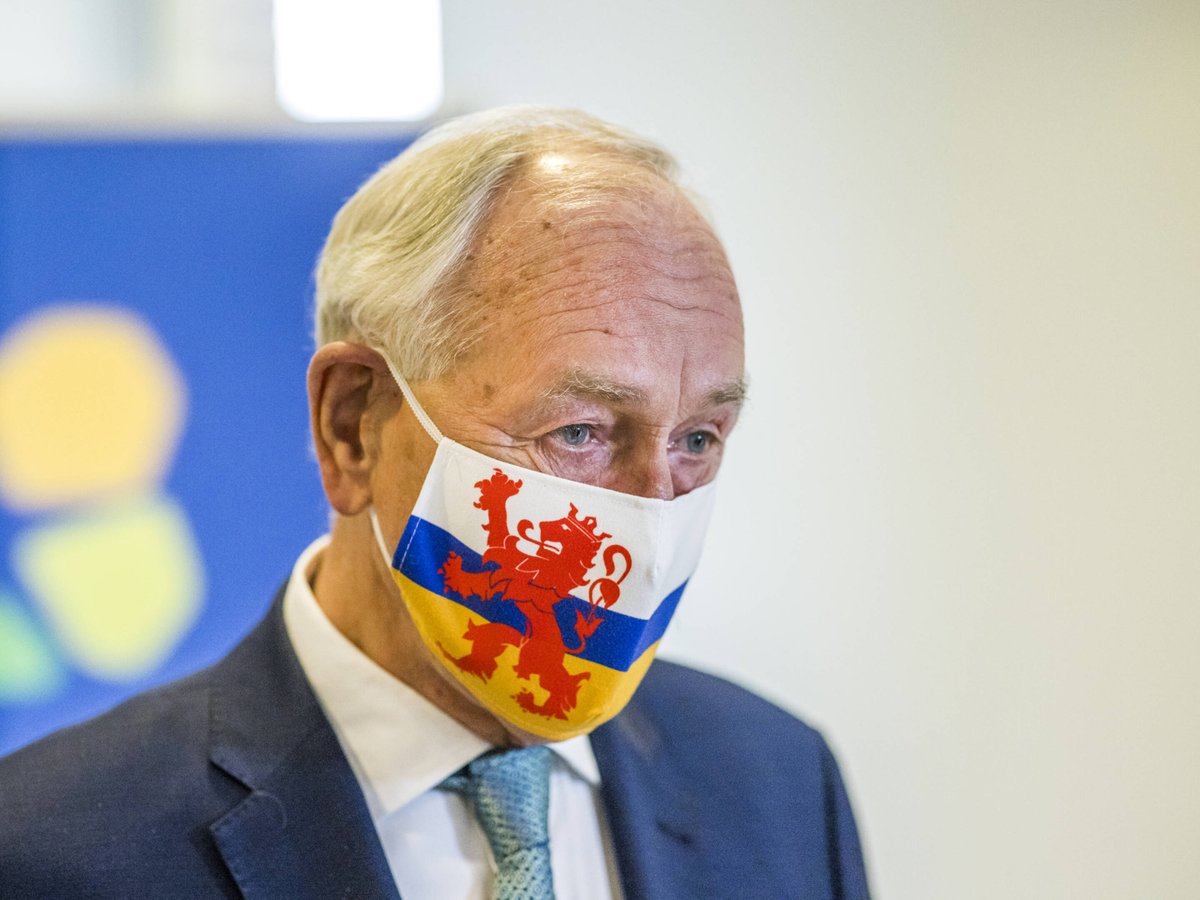 jaapjandevries's tweet image. 'Stikstofbemiddelaar' Johan Remkes:

"Beste boeren, er ligt geen dictaat. U mag kiezen tussen de strop of het vuurpeleton."