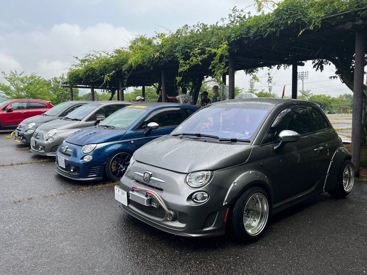 mjzism's tweet photo. 今朝は「フィアット/アバルト奈良」主催の
「ちぇびあっと」に参加してきました。
他店で言うサンデーモーニングミーツ(SMM)ですね。

https://t.co/nOfTvyb2U3

#abarth  #fiat #アバルト #フィアット #オーバーフェンダー #ワイドボディ #overfender #マーク1 #深リム #ssrwheels #バッドフェイス https://t.co/v5gQcmIS1w