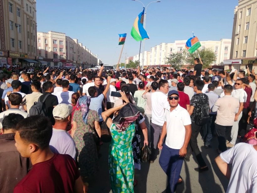 Uzbekistan: As a semblance of calm returns to Karakalpakstan, these are some developments one should expect, based on domestic and regional precedent: The government will take a short-termist carrot-and-stick approach to overcome this difficult moment 🧵
