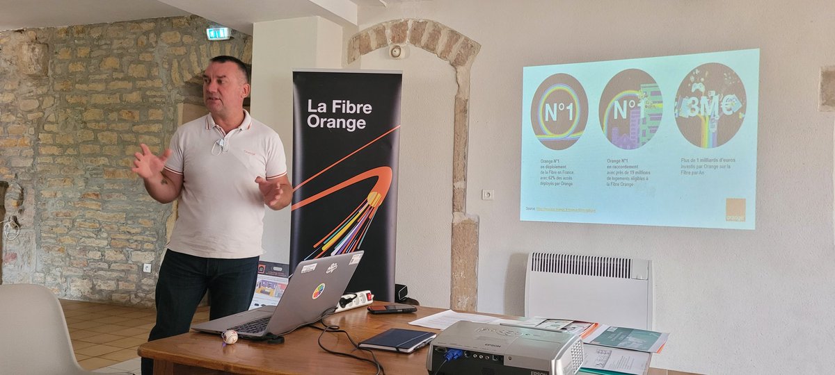 cyprienmateos's tweet photo. Fin déploiement #Fibre #orange #cesancey #agglomération #LonsLeSaunier #jura Les foyers &amp; locaux sont éligibles à #fibre. En présence de Philippe Moreau Maire #cesancey &amp; Jean Francois Hiel conseiller #ECLA Explications techniques #fibre  #jura #orangebfc @EAgglo @OrangeBFC https://t.co/XoSP2dZxgG