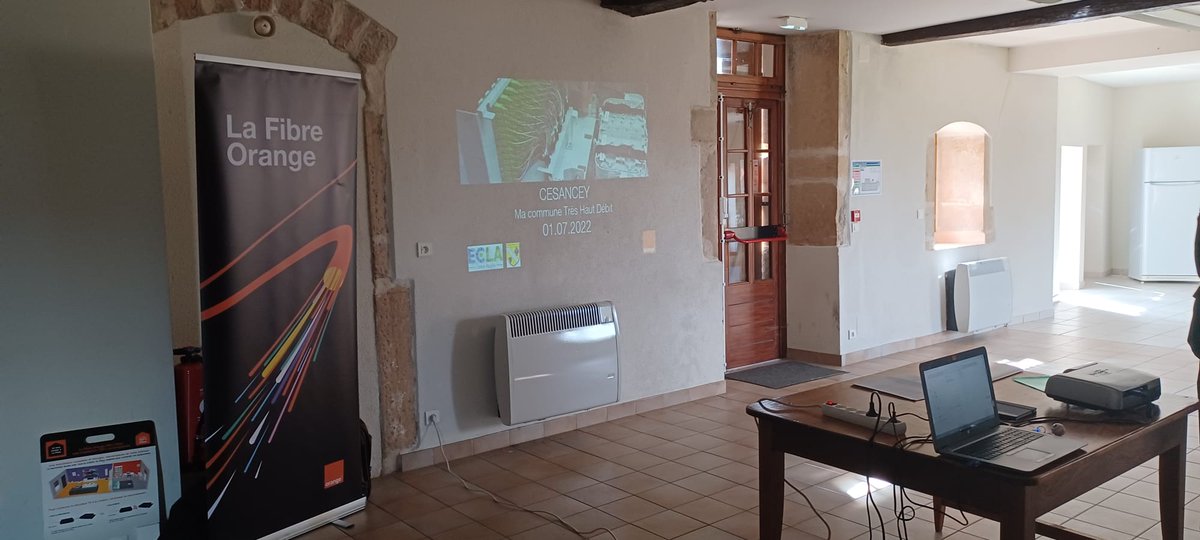cyprienmateos's tweet photo. Fin déploiement #Fibre #orange #cesancey #agglomération #LonsLeSaunier #jura Les foyers &amp; locaux sont éligibles à #fibre. En présence de Philippe Moreau Maire #cesancey &amp; Jean Francois Hiel conseiller #ECLA Explications techniques #fibre  #jura #orangebfc @EAgglo @OrangeBFC https://t.co/XoSP2dZxgG