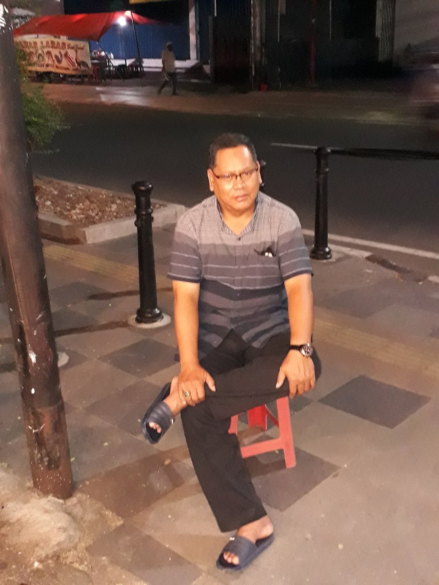 suharrinto's tweet photo. Mencoba duduk seorang diri dipinggir jalan ternyata sana sini memanggil dan bertanya, ngapain tuuh sendirian suduk dipinggir jaaan...? https://t.co/ZKAQqUpGee