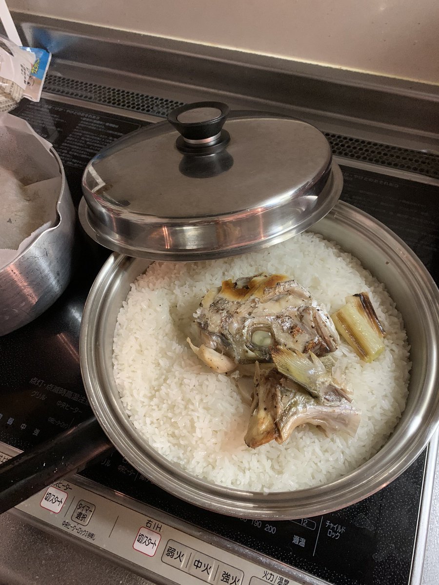 mofy0930's tweet photo. 昨日、お手伝いしたお寿司屋さんから頂いた、鯛のアラの塩焼きを
鯛めしにしてみました😋
美味しそっ😍🥰😍🥰 https://t.co/wavJFejKuF