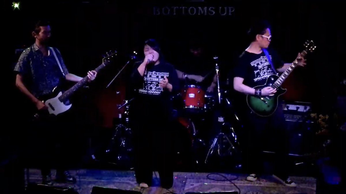 Manak_Sinsin's tweet image. 今宵はおうちでボトムズアップしてるのですけども、昨日から演者様の初出演情報がアナウンスされているのですがこの２日間の演者様は結構2017年が初ボトムズアップという方が多いのかなと♪

私めはお客として行ったのがその年☺️

ACKY LONDON presents 「7th Blues」 vol.02 youtu.be/RpK8s2t0UsI