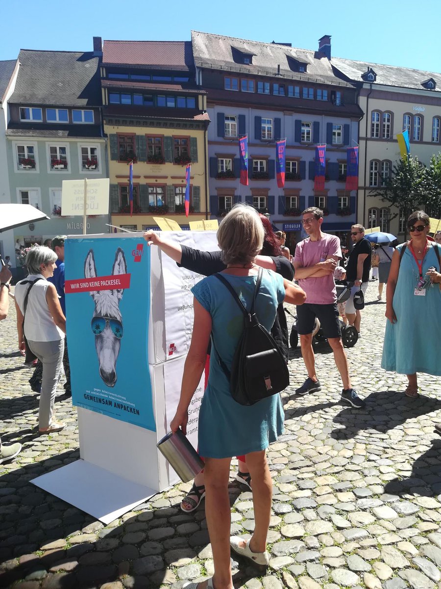 sbamueller's tweet photo. Am Rande der #Querdenken Demo wurden nach Aufruf von #MalteW (sinngemäß) „@MonikaSteinfrbg ist fürs Foltern von Kindern“ diverse #Coronaleugner, darunter Georg Löser (mit notorischem „Impfaids“ 🪧) übergriffig gegenüber dem #GEW Stand. Polizei #Freiburg war erst später vor Ort. https://t.co/qRhMLQaqcV