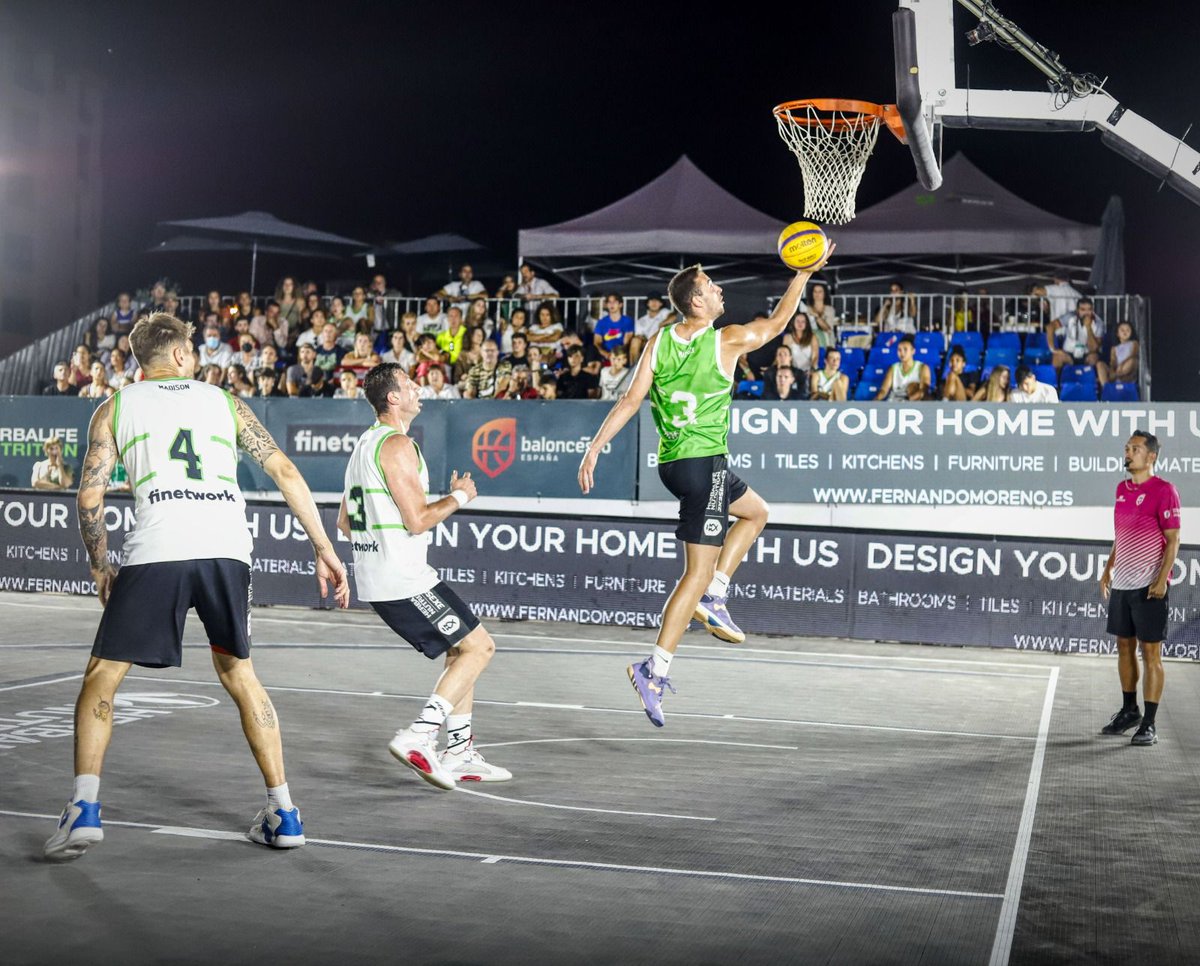 3x3series's tweet photo. 🏆 Cerramos un fin de semana de escándalo

👉 Categoría femenina
🥇 @Azuqueca3x3 
🥈 @valenciabasket 

👉 Categoría masculina
🥇 @BasquetGirona 
🥈 @Nomadball_ 

🤘 Gracias un año más, y a seguir con el circuito.

#herbalife3x3series https://t.co/TssXFV86fy
