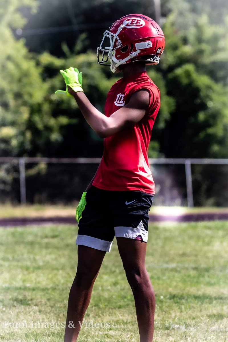 TookieTimmons's tweet photo. Montgomery Alabama receiver from Robert E Lee high school @JohnnieDarby8 6”0 150 pounds.
9th grade going to the 10th. OTA against Selma high school.  @AlabamaFTBL @DeVontaSmith_6 @__RUGGS @AlabamaFTBL @AuburnFootball @OU_Football @OleMissFB @HailStateFB @UKFootball @GasCrew7v7 https://t.co/JtF78ZjqJI