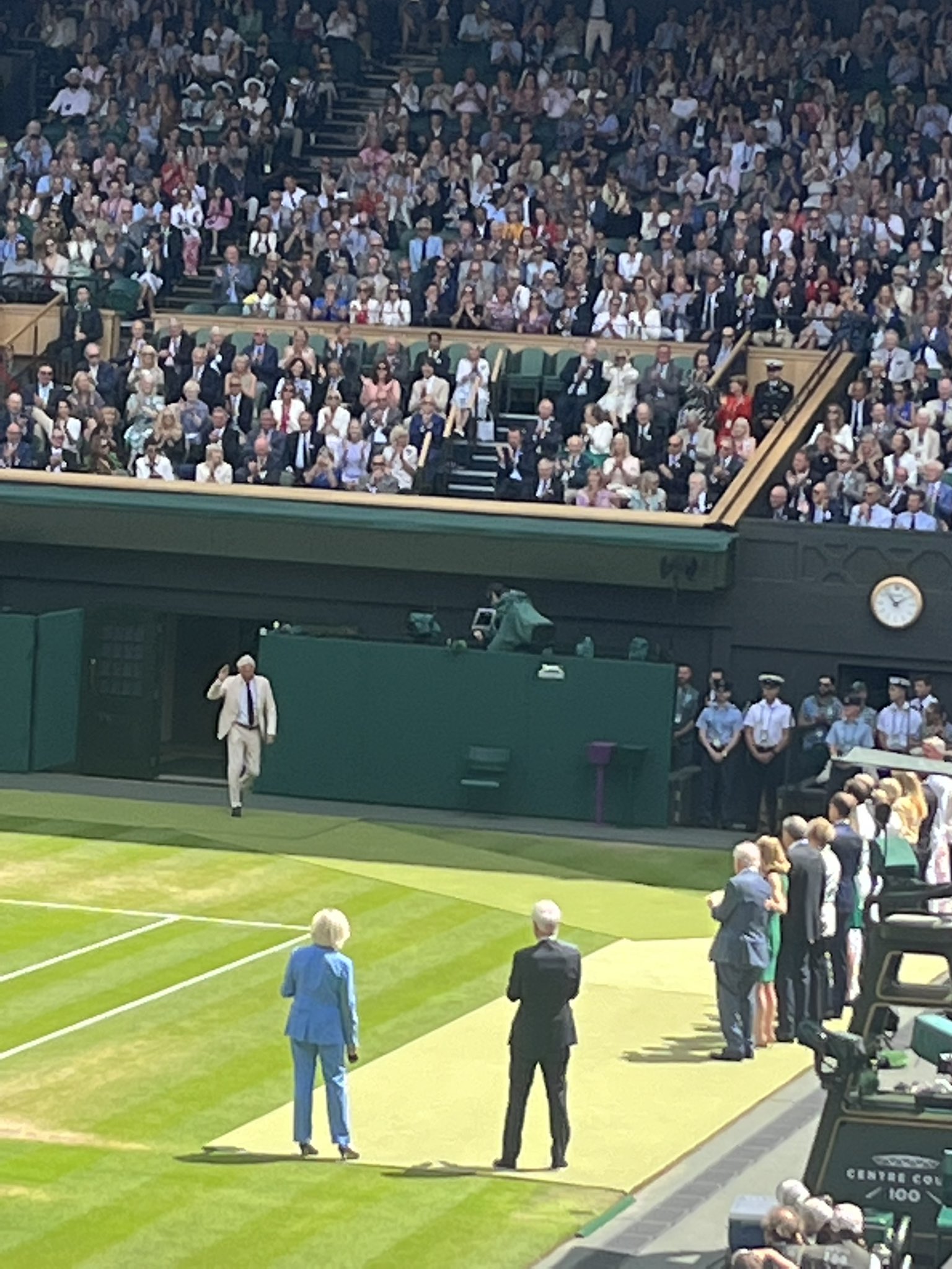 Depressie eerlijk aanpassen Sean Ingle on Twitter: "Bjorn Borg introduced to the Wimbledon crowd as  part of the Champions parade. Definitely the nosiest and busiest Centre  Court has been all week https://t.co/Bu8PNQKBdR" / Twitter
