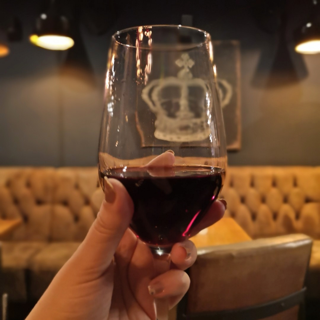 Looking for somewhere to have some dinner after races? We gotchu, Burbs Fam. And as a bonus, if you book a table of 6 or more, we'll throw in a 𝐜𝐨𝐦𝐩𝐥𝐢𝐦𝐞𝐧𝐭𝐚𝐫𝐲 𝐛𝐨𝐭𝐭𝐥𝐞 𝐨𝐟 𝐰𝐢𝐧𝐞 🍷🍾 Click your way here: bit.ly/BookTheBurbs