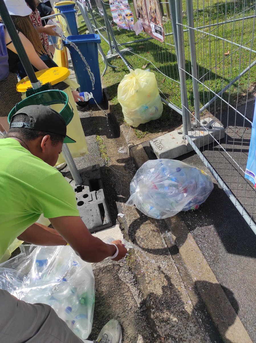 #mainsquare <a href="/MainSquareFest/">Main Square Festival</a> #gachis #waterwaste énorme gâchis d'eau à l'entrée car personne n'a prévenu qu'on ne peut avoir QUE des bouteilles de 50cl max. Sur le site aucune quantité annoncée. Pas de soucis avec ca ?