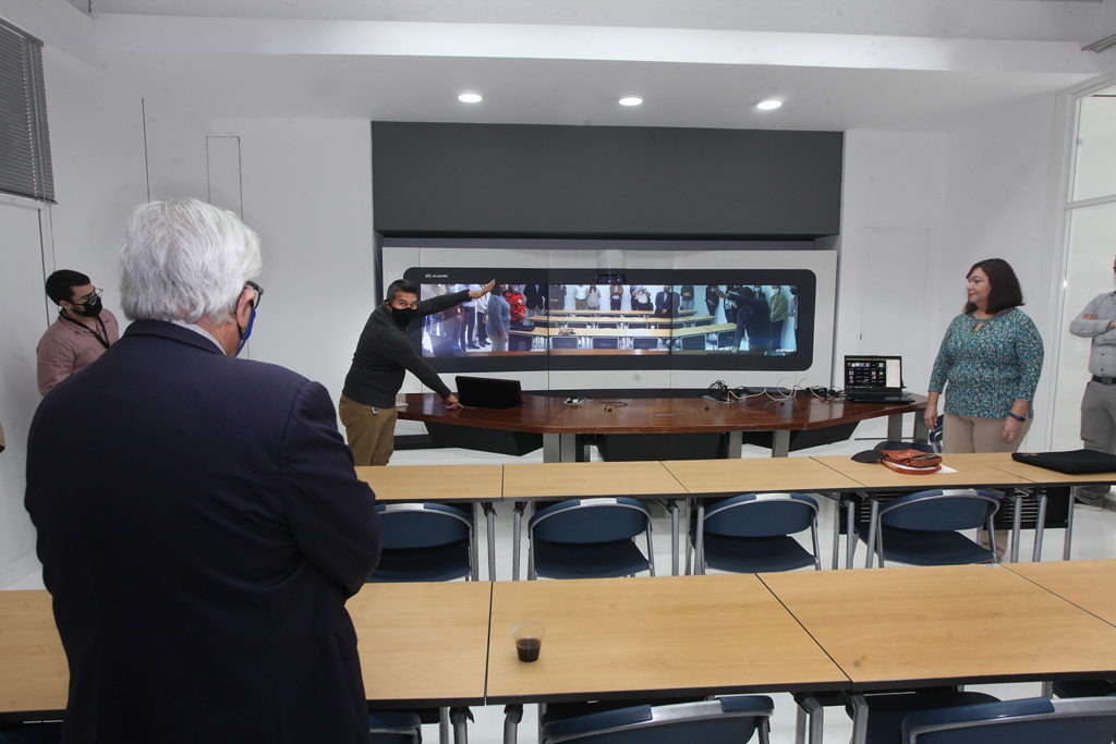 ¿Conoces la Sala de Telepresencia? Se encuentra en la PB del edificio de laboratorios y está diseñada para sostener videoconferencias o clases con ponentes en cualquier parte del mundo, gracias a sus equipos de alta tecnología que son controlados remotamente.
