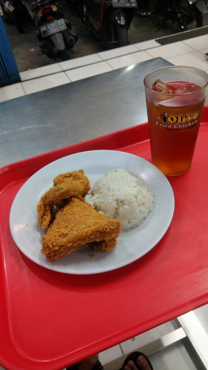 nksthi's tweet photo. Tidak terbawa arus perdebatan "digeprek" maupun "dioles" muda-mudi daerah dan ibukota. Olive tetap di hati. ❤️ https://t.co/BybvAy4vR7