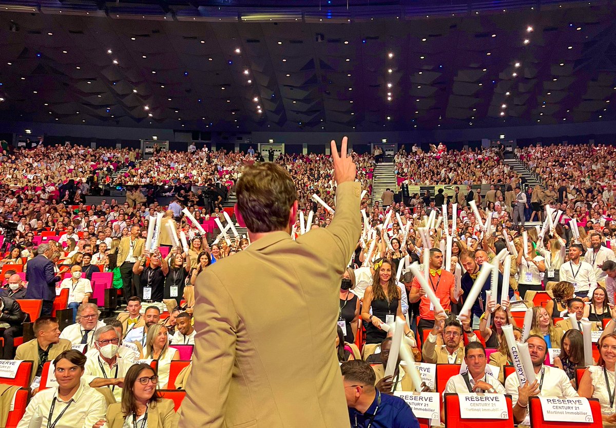 stephpuchois's tweet photo. Un magnifique hommage à Laurent Vimont par son réseau, ses amis. 
Sa présence est palpable et à jamais inscrite dans l’histoire de @century21fr https://t.co/7Pt4PY5MgO