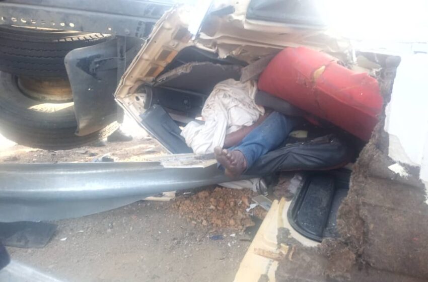 Oswaldo José Pérez Parra, de 48 años, llevaba de alimentos desde la Zona Franca de Paraguaná hasta el estado Zulia, pero este domingo hizo el último viaje tras un vuelco en el que perdió la vida. El hecho ocurrió aproximadamente a las 6:30 am en Curva de Sabino
.<a href="/nuevodiaenlinea/">Diario Nuevo Día</a>