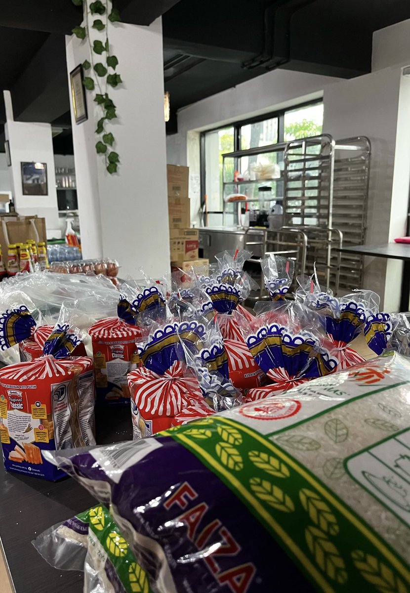 putra_centre's tweet photo. Last Sunday, @putra_centre carried out our Community Pantry programme at PENTAS, Kg. Baru.

Aimed at alleviating the burden of families in the nearby communities, the Community Pantry had provided dry food aid to 30 families in the area. https://t.co/Ue9ZDPXqAQ