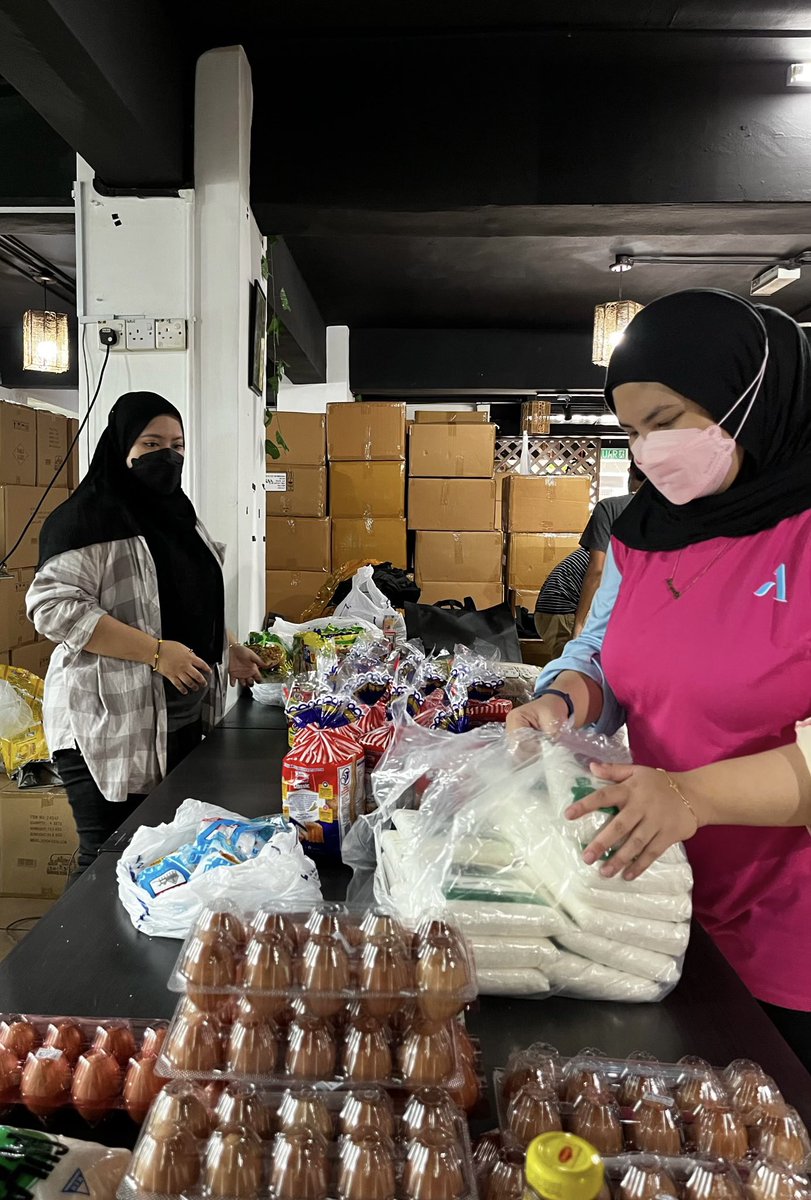 putra_centre's tweet photo. Last Sunday, @putra_centre carried out our Community Pantry programme at PENTAS, Kg. Baru.

Aimed at alleviating the burden of families in the nearby communities, the Community Pantry had provided dry food aid to 30 families in the area. https://t.co/Ue9ZDPXqAQ