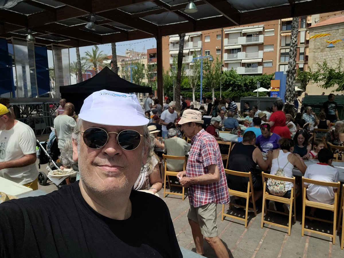 jordisendra's tweet photo. Un gran plaer ha estat ajudar al meu amic Agustí Rillo del Peix Blau de Tarragona en la #SardinadaSolidària per la @APPCTarragona Un èxit aclaparador!!!!
#FillAdoptiu
#Tarragoninament
#ServeiPúblic https://t.co/JYWVDy0YSn