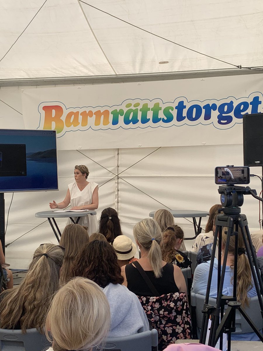 Barnrättstorget i Almedalen är invigt! 
Välkommen att besöka oss på Hamnplan 218 i Visby. Vi är på plats fram till torsdag för att snacka barnrättsfrågor.