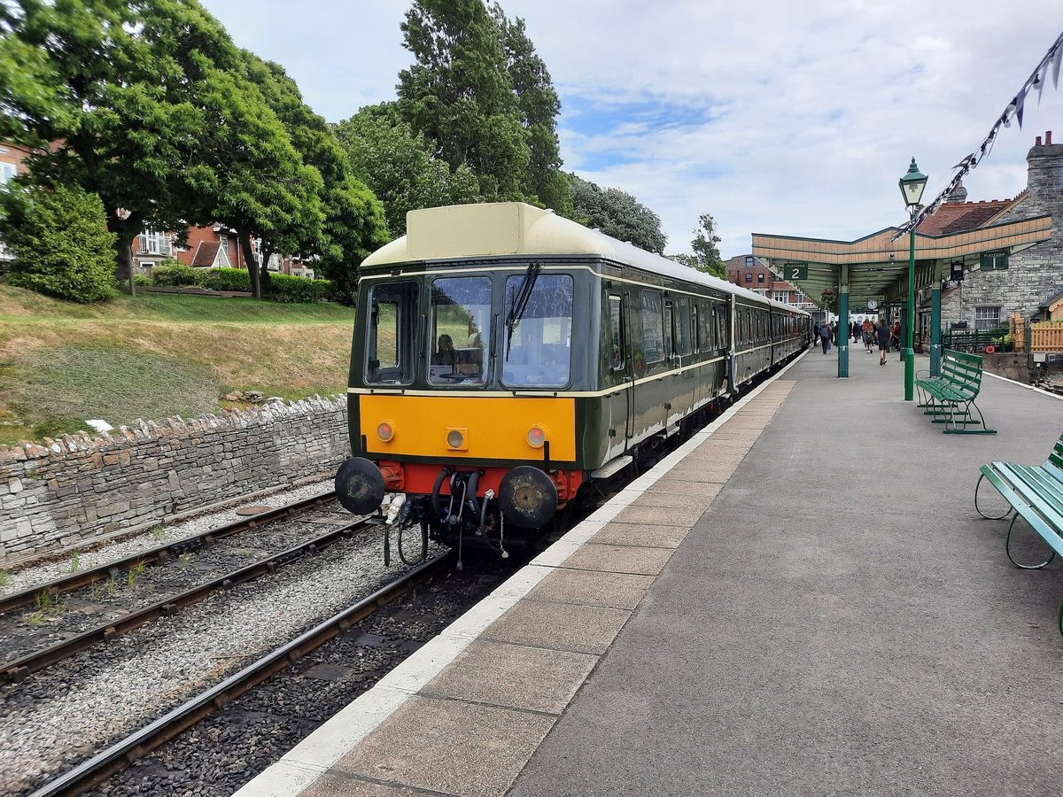 TTrains40's tweet photo. Here are some pictures I took yesterday of @SwanRailway Class 117 DMU unit. A really nice unit in my opinion! #Trains #Railway #VintageDiesil #VintageTraction #Class117 #DieselMultipleUnit https://t.co/F9ySStzP0O