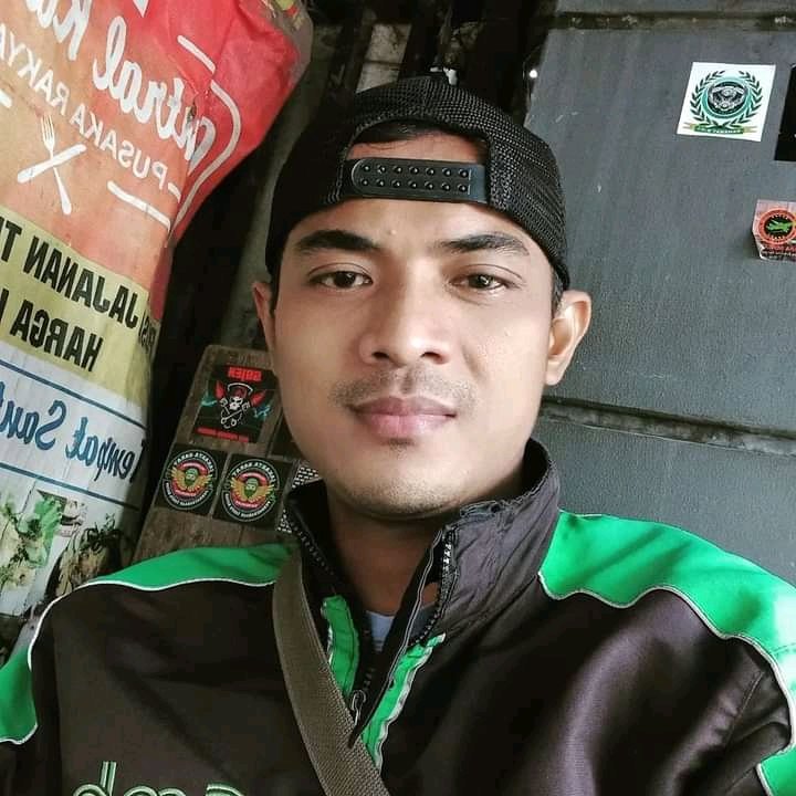 Biar lah orang mau ngomong apa ja tentang diri ku .ada yg bilang aku ngemis2 ada yg bilang aku lagi cari perhatian ada yg bilang jga aku pansos.itu hak kalian .kalian gak rasain apa yg aku rasain sekarang