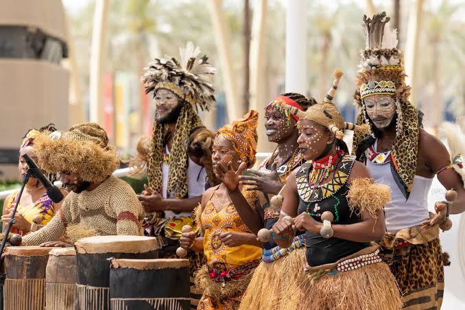 || RDCONGO, MINE CULTURELLE

Visiter la RDCongo, c'est aussi plonger dans une mosaïque culturelle composée des us et traditions à la fois riches  et passionnantes. Avec plus de 450 ethnies, la RDC est carrément l'Eldorado des amoureux des musiques et danses traditionnelles.