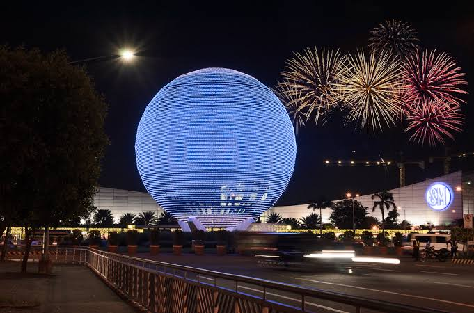 bampdnim's tweet photo. for international moas who would like to help, you may send via paypal, pls dm me for the details!!

to give you an idea, this is the moa globe!! it's a HUGE globe outisde moa arena! if we raise the target amount, we'll be able to play a vid of txt here for 2 concert nights! https://t.co/6x9YmPNaM3
