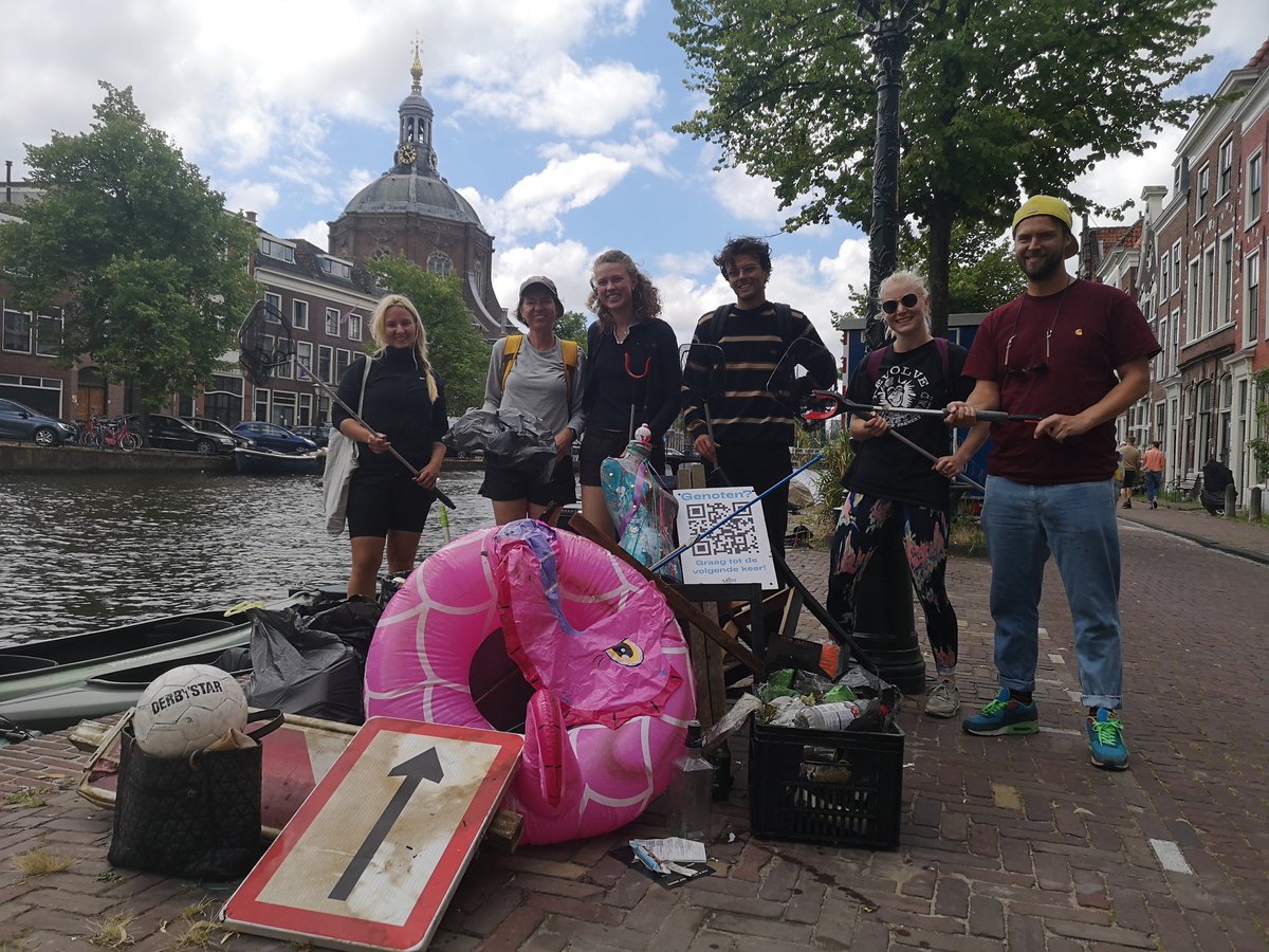 Plastic_spotter's tweet photo. We zijn weer terug. Maar wat een troep weer... 🙄 Dank jullie wel lieve vrijwilligers! Dankzij jullie is #Leiden weer een stukje schoner. 🥰💚 https://t.co/dpkeJuIpJQ