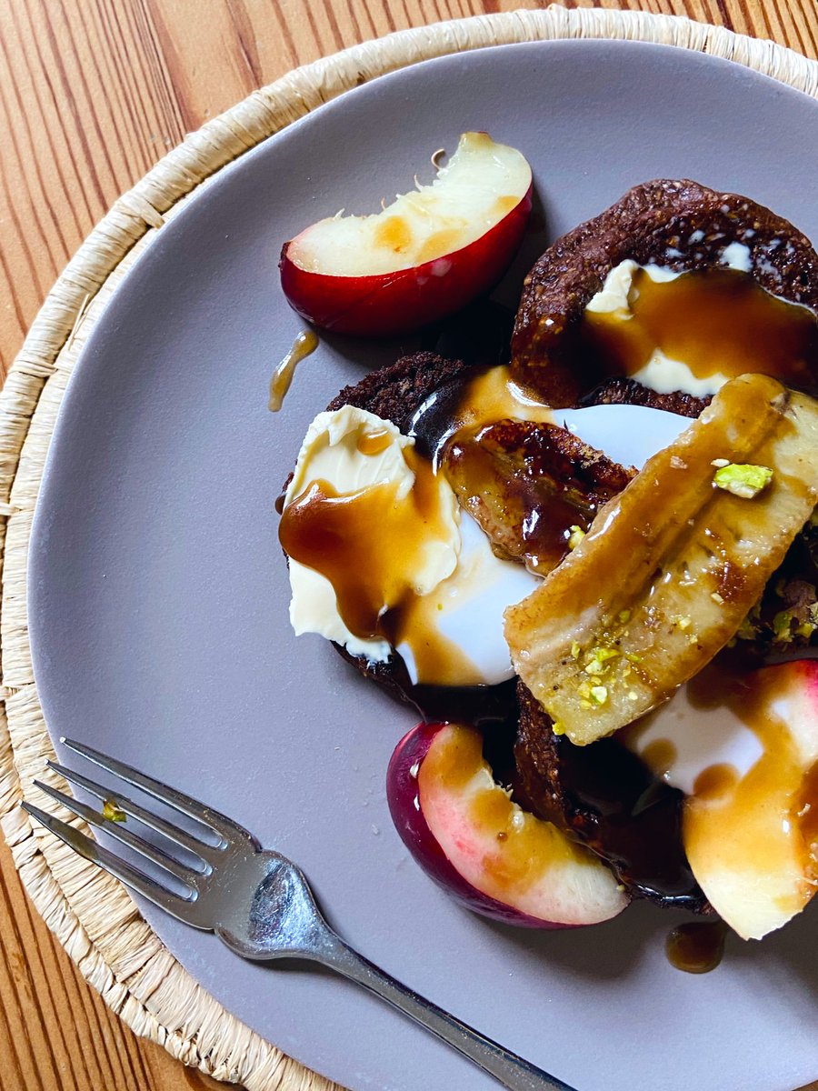 When you don’t have any flour? Blitz some oats. When you’ve run out of maple? Make some caramel sauce. Chocolate Oaty Pancakes with Fried Banana &amp; Caramel👌🏻 #veganbrunch