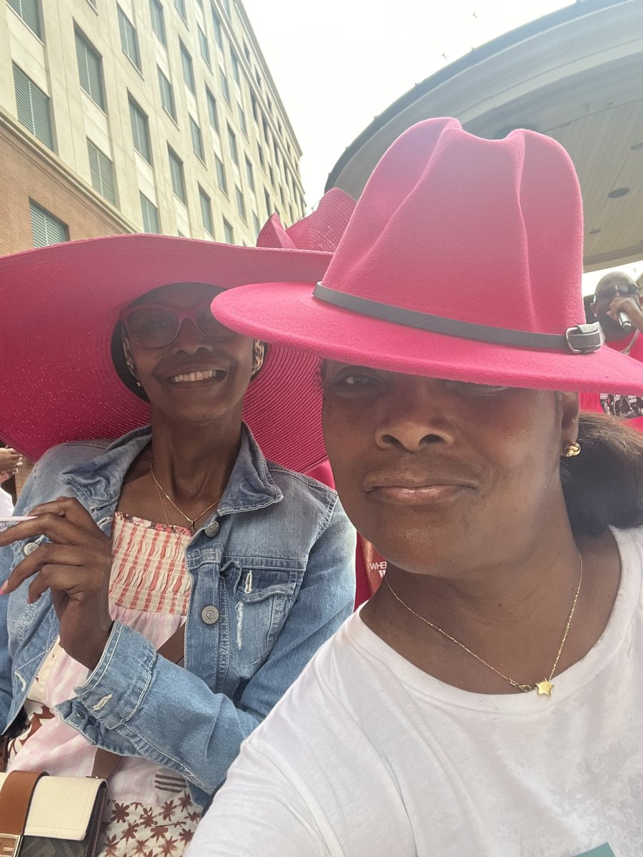 karensclubnyc1's tweet photo. Hitting the streets of #NOLA & the conversations, energy, feedback & 💖 were everything ⚜️Caregivers, survivor’s & providers ..I met some remarkable humans. #WhenweTrial #GSD #clinicaltrialssavelives #TouchBBCA #ESSENCEFest #bcsm https://t.co/MWXfSkwbZW