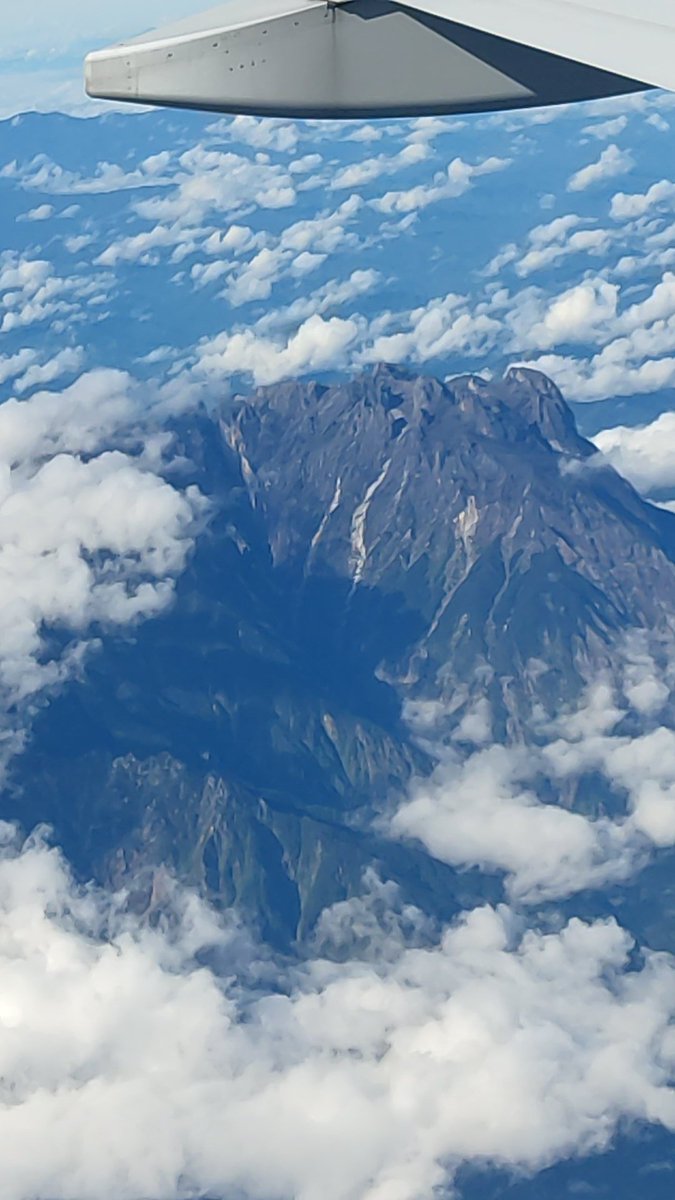 Safuwanrazali's tweet photo. @sabahtourism Kalau nak flight view gunung kinabalu boleh amik seat A utk air asia . Flight KL- sandakan/ sandakan -KK ☺️ https://t.co/XNX4rk85V1