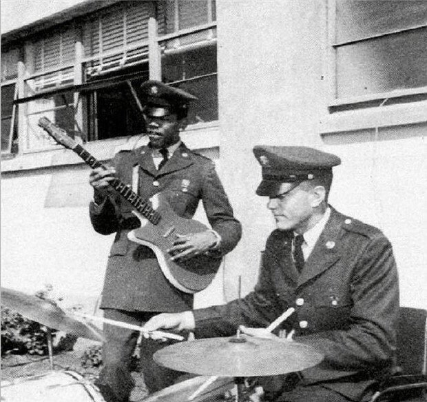 crockpics's tweet photo. 19 year old Jimi Hendrix jamming with a friend in the army, 1961 https://t.co/Z0KSdLPpOc