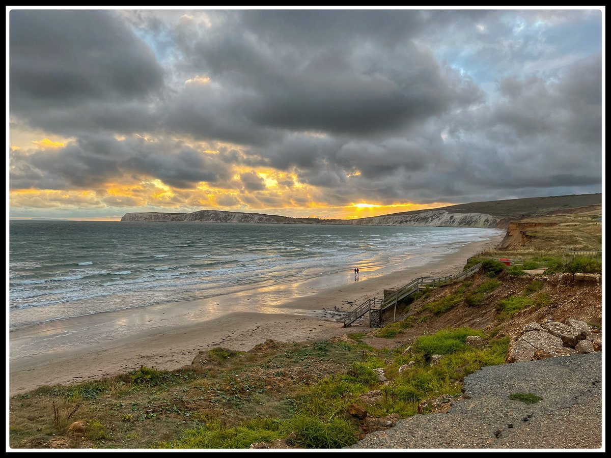 Compton Bay as the Sun sets.
#iow #isleofwight #ilovewight #visitisleofwight #moodysky #bbcsouthweather