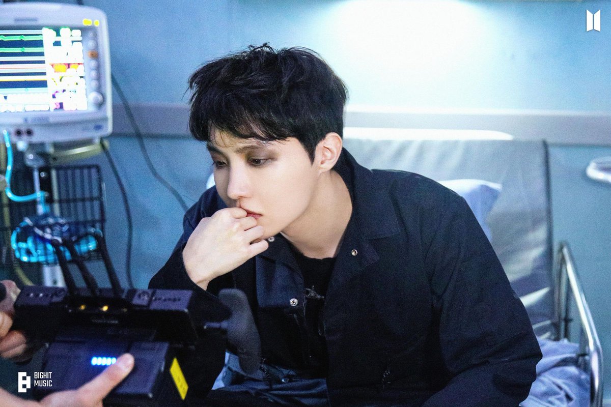 gomsugaa's tweet photo. — ¡Abro hilo con todas las fotos de #JHOPE en el “MV Photo Sketch” de MORE!

@BTS_twt 1/5 https://t.co/kaGERz5DL7