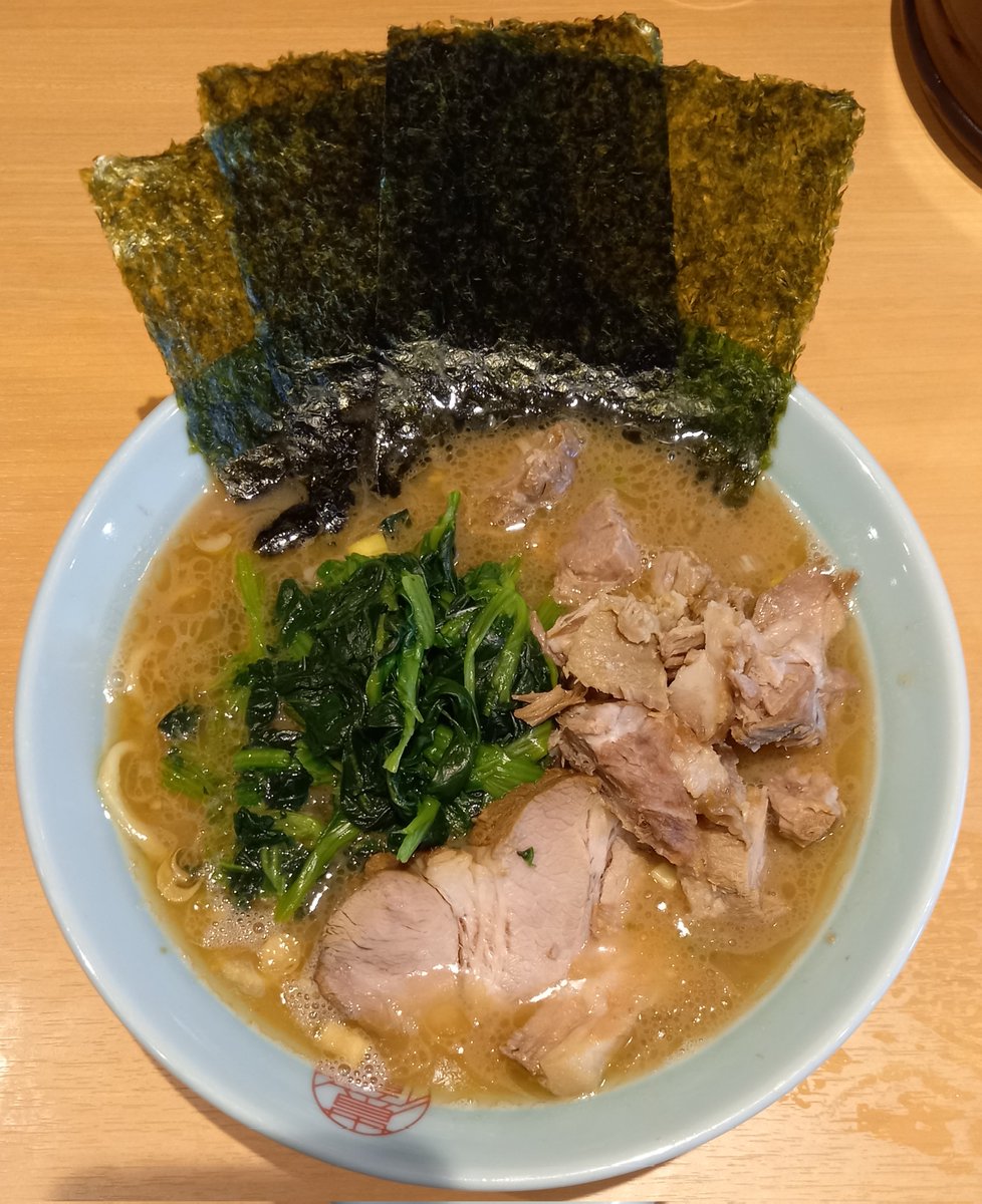 酷暑な先日の塩分補給 静岡市葵区研屋町 家系ラーメン 貫徹家さん ラーメン麺半分(味濃め・麺かたい) ほうれん草多め・チャーシュー切り落とし キャベチャー