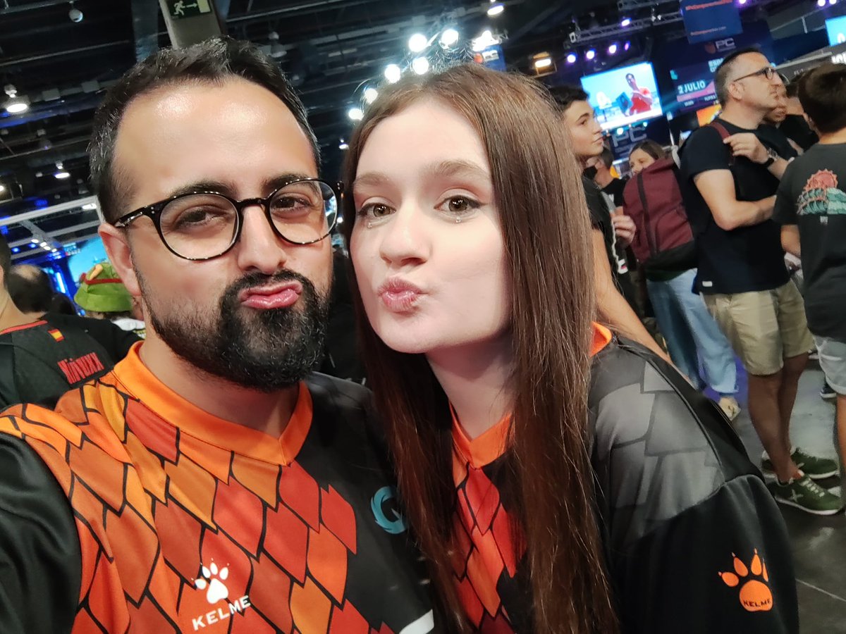 Lauriita18_'s tweet photo. Gente me duele todo el cuerpo, echo de menos estar en casa en directo con vuestros troleos.
Me lo he pasado genial en @DreamHackSpain con @QLASH_Spain @DIA_Esp y repetiría sin duda es maravilloso pero quiero mi rutina de siempre, no estoy acostumbrada a tanto trote!! 💙
#Molida https://t.co/jlf9606jnd