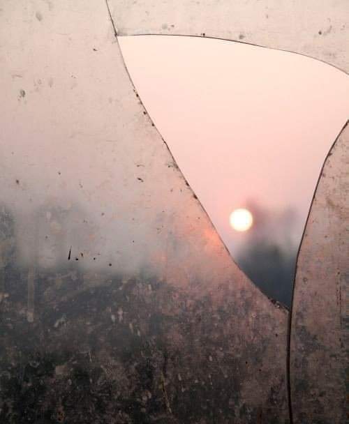 Kırılan yerden gün doğar bazen.
Yitirme ümidini ...