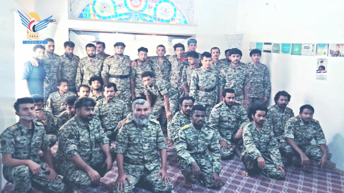 30 جندي وضابط ينشقون عن طارق صالح ويظهرون اليوم في صنعاء أثناء استقبال الhوثيين لهم 
واكدوا ان المئات من زملائهم بانتظار الفرصة للحاق بهم.